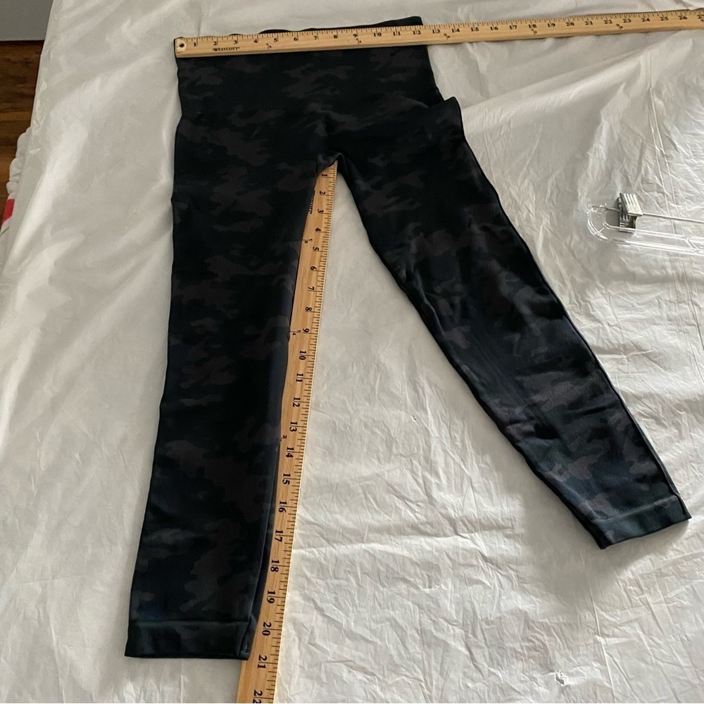 Spanx‎ Look At Me Now Seamless Leggings Black Camo size Large - Picture 7 of 9